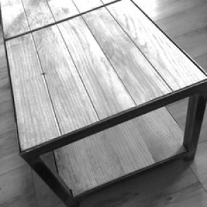 Table basse en acier noir et chêne