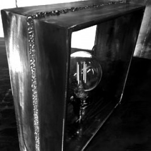 Lampe de table en acier poli avec relief en points de soudure