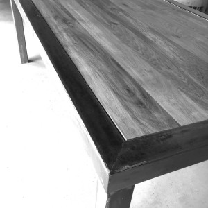 Table haute en acier poli et plateau en chêne