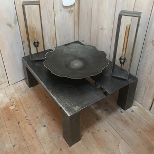 Table basse avec coupe et lampes