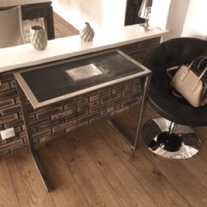 Console en acier et bois peint avec incrustation plaque de fer